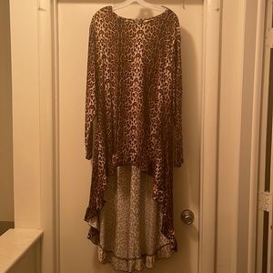 Leopard High Low Ruffle Hem Top. EUC!